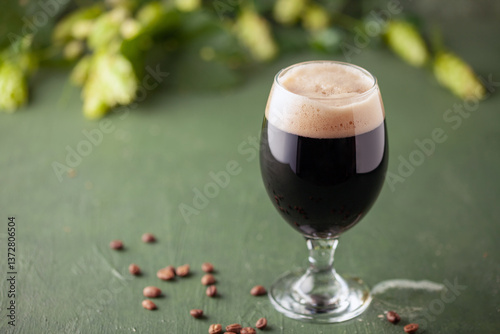 Foto Boozy Refreshing Coffee Stout Beer in a Pint Glass
