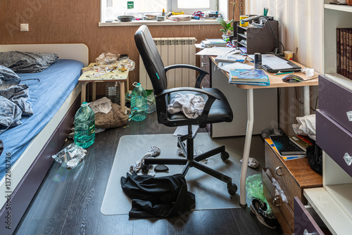 Foto Clutter mess trash and dirt in a 15-16 year old teenage boy's room with scattere