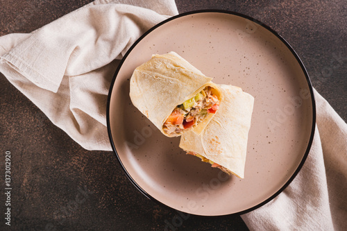 Obraz na płótnie Close up of homemade shawarma with chicken, tomato and cucumber in pita bread top view w salonie