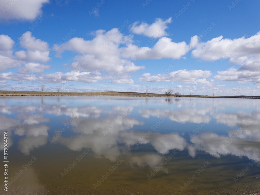 Obraz premium Spring clouds reflecting on the lake, Colorado