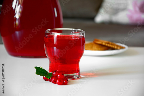 Obraz na płótnie Zdrowy napój z czerwonych owoców, sok z czerwonych porzeczek, napój z czerwonych porzeczek, red fruit drink, redcurrant compote w salonie