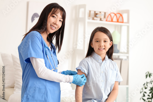 Female Asian doctor applyin...