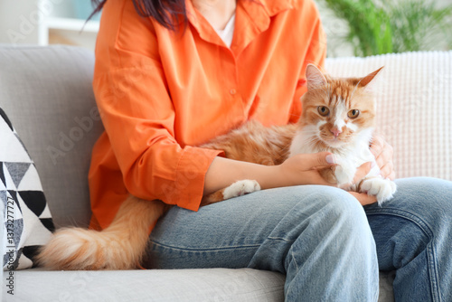 Young woman with cute cat s...