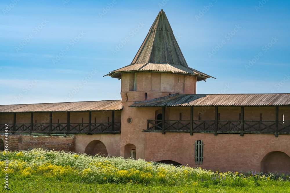 Φωτογραφία View of the walls and tower of the Spaso-Evfimiev Monastery on a sunny summer da