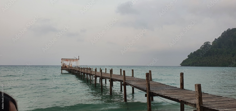 Fototapeta premium pier in the sea