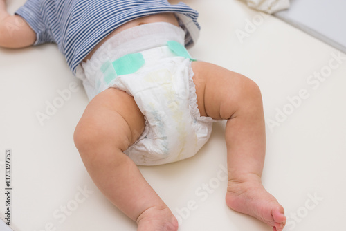 Obraz na płótnie Close up of baby legs and diaper on table w salonie