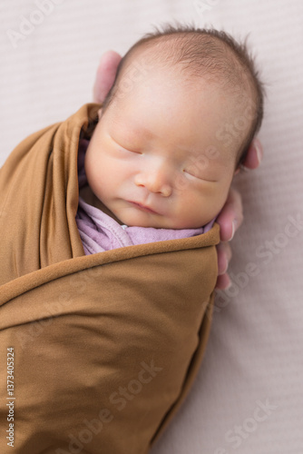 Obraz na płótnie Tiny newborn wrapped in soft brown fabric w salonie
