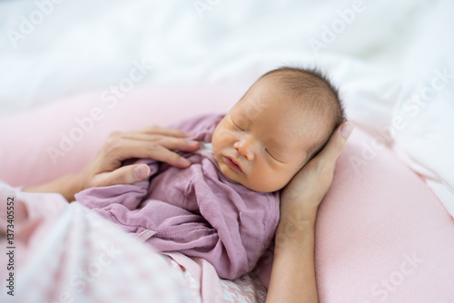 Obraz na płótnie Newborn baby sleeping peacefully in hand w salonie