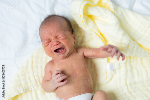 Obraz na płótnie Newborn baby crying with eyes closed w salonie