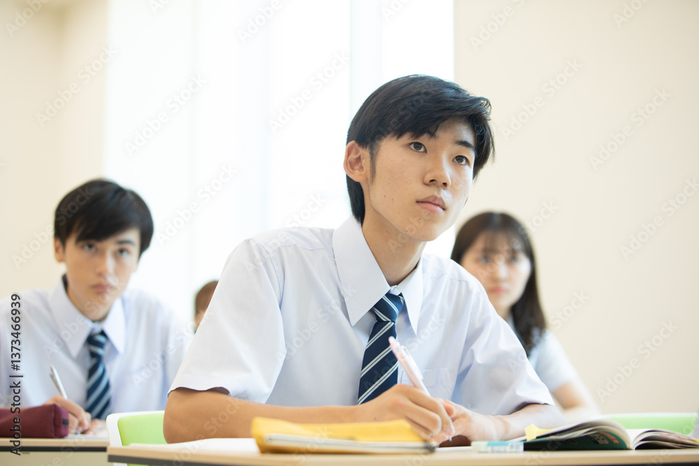 授業を受ける高校生たち 授業を受ける高校生たち