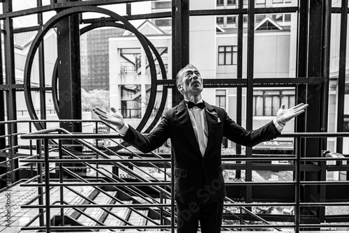 ビジネス街を歩く、シニア男性のポートレート
