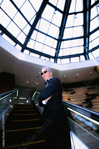 Obraz na płótnie ビジネス街を歩く、シニア男性のポートレート w salonie