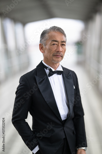 Obraz na płótnie ビジネス街を歩く、シニア男性のポートレート w salonie