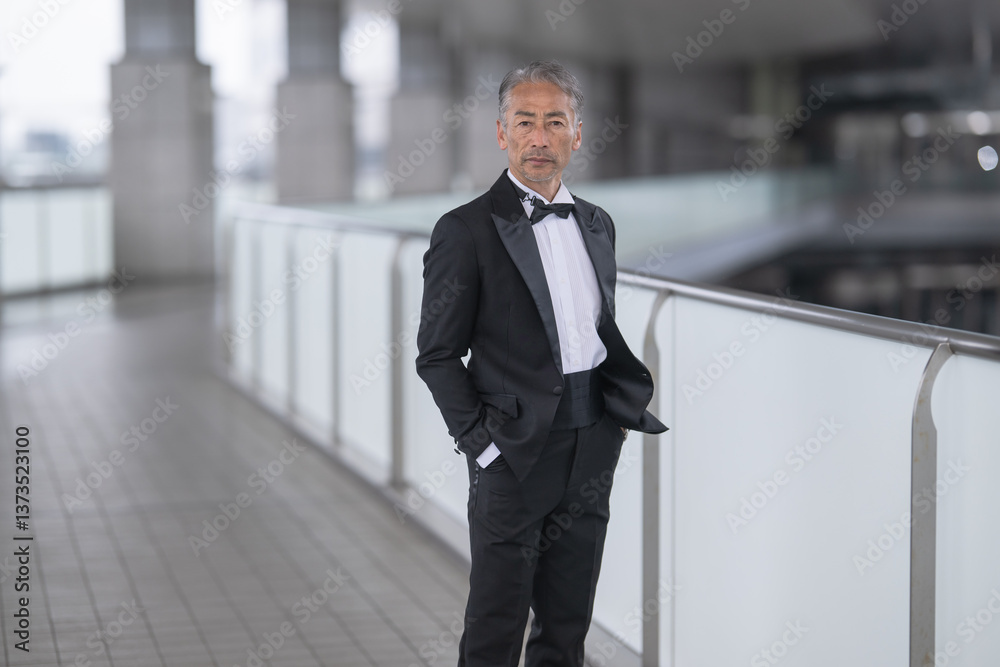 ビジネス街を歩く、シニア男性のポートレート