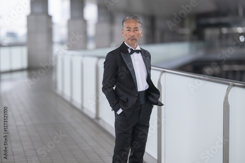 Obraz na płótnie ビジネス街を歩く、シニア男性のポートレート w salonie