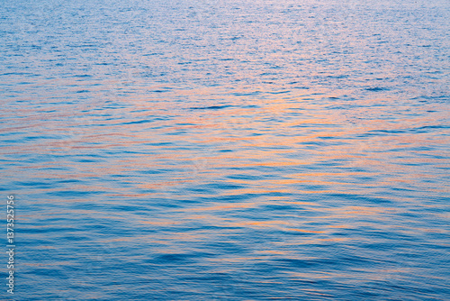 夕陽を反射して輝く海