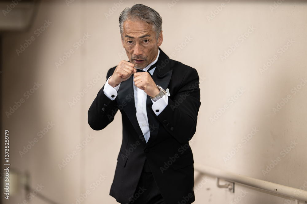 パンチを繰り出す、戦うシニア男性