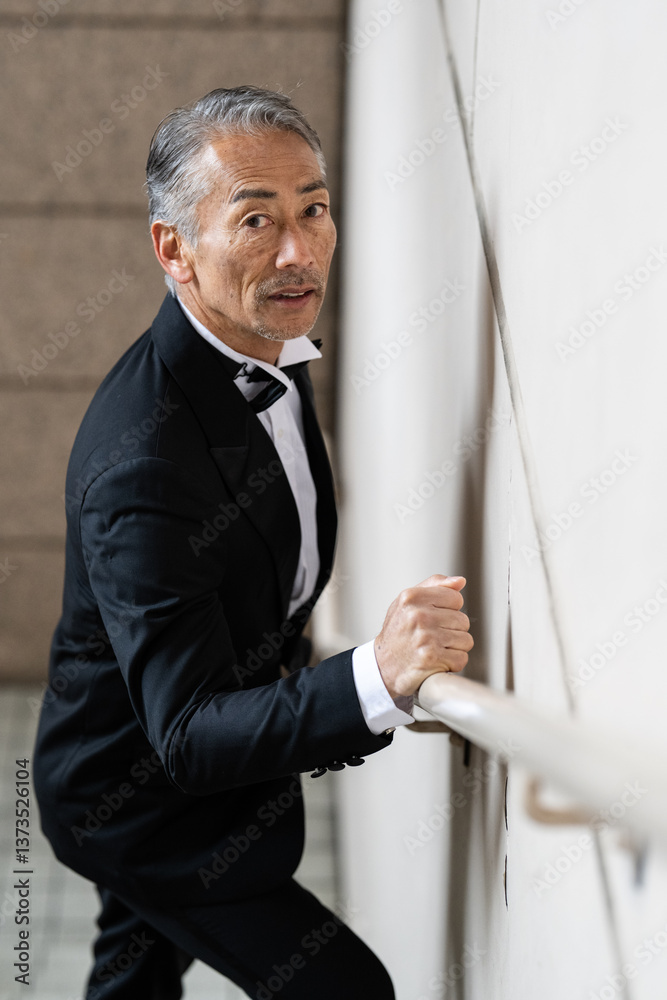 パンチを繰り出す、戦うシニア男性