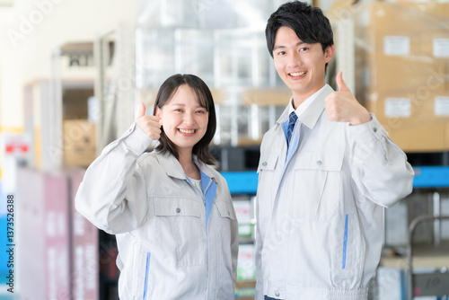 Foto 倉庫で会議をする男女の作業員