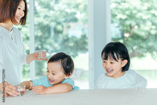 ダイニングで水を飲む子ども