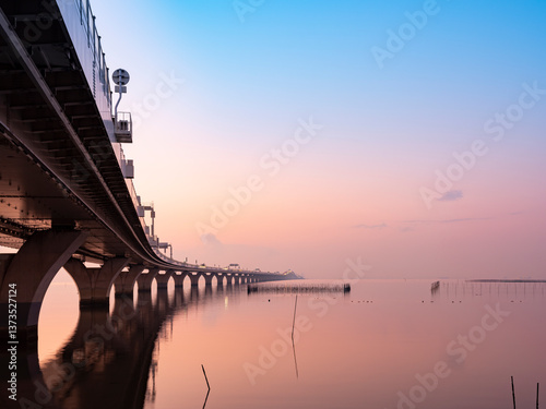 海上を走る高速道路・夕景（東京湾アクアライン）