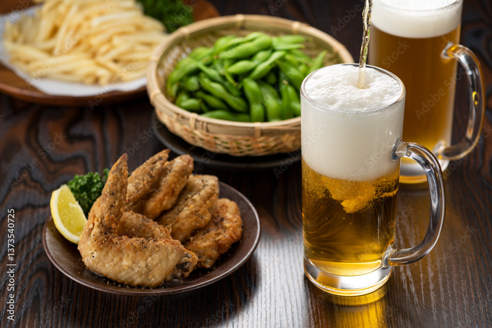 テーブルに並んだ料理とビール テーブルに並んだ料理とビール