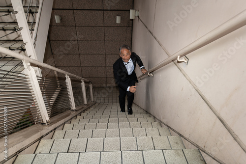 Obraz na płótnie ビジネス街を歩く、シニア男性のポートレート w salonie