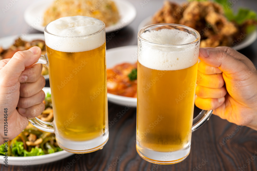 居酒屋でビールで乾杯する 居酒屋でビールで乾杯する