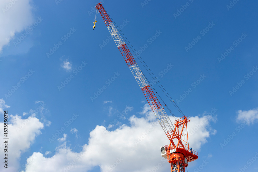 クライミングクレーンと青空。建設現場のイメージ