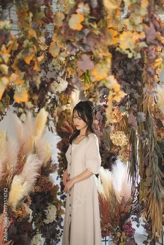 Wallpaper Mural 花に囲まれた女性 Torontodigital.ca