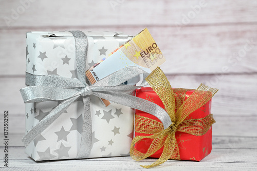 Obraz na płótnie Cadeau Noel fete emballage noeud euro argent w salonie