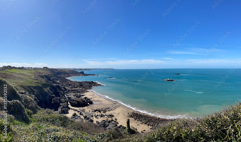 Fototapeta premium Cancale à marée basse, parcs à huîtres et plage