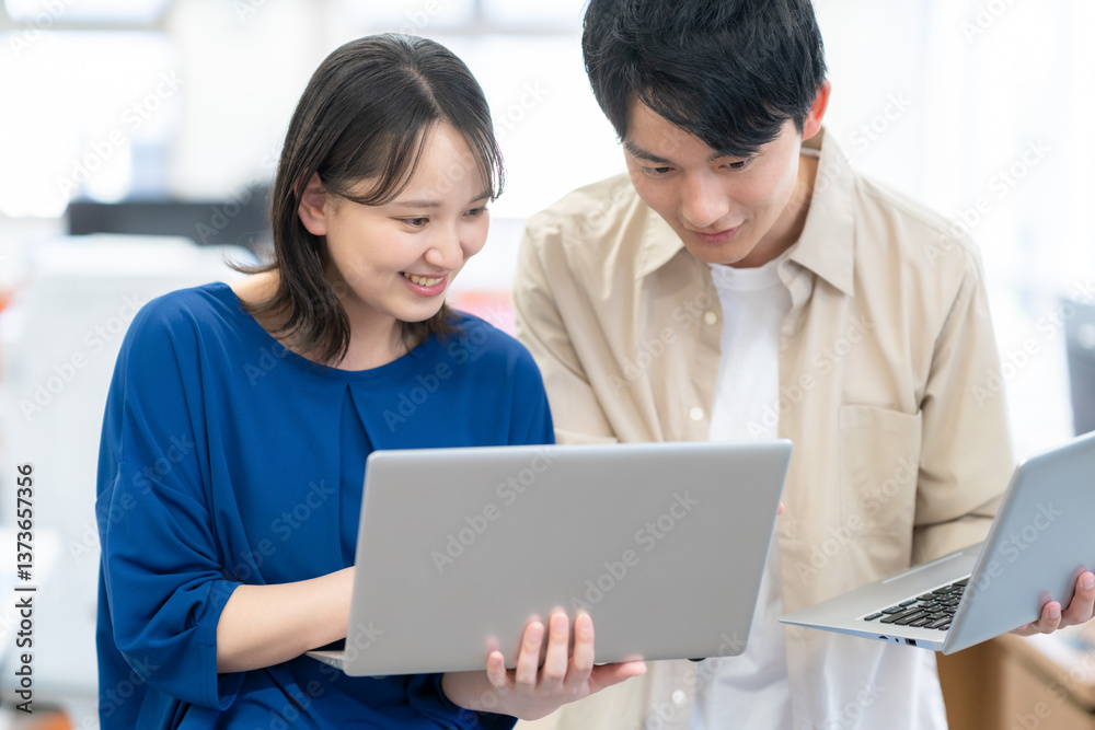 オフィスで働く若い男女のエンジニア オフィスで働く若い男女のエンジニア