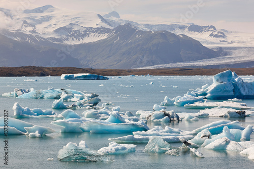 Obraz na płótnie Icebergs turquoise lake and snowy mountains. Jokulsarlon, Southeast area. Iceland. w salonie