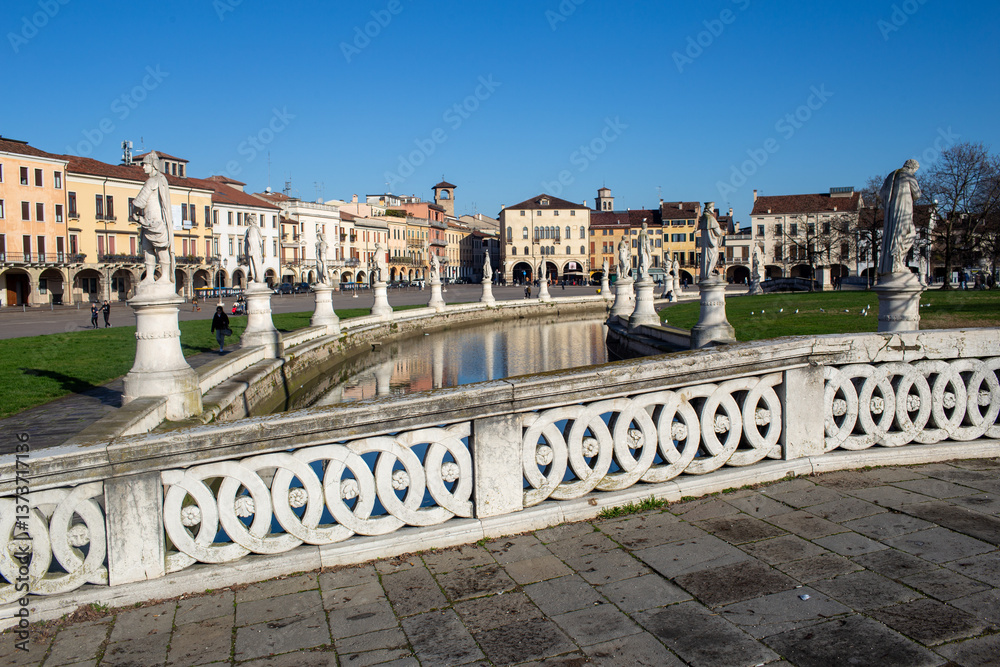 Ταπετσαρία padua  is a historic city in the Veneto region of northern Italy