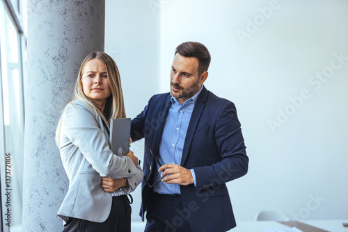 Fotografia Two Office Colleagues Engaged in a Tense Discussion in a Workplace Setting