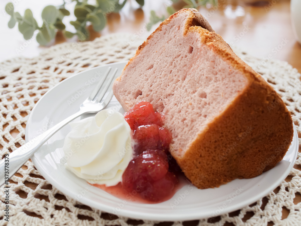 ホイップクリームと苺ジャムを添えた苺のシフォンケーキ ホイップクリームと苺ジャムを添えた苺のシフォンケーキ