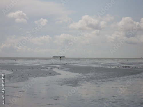 Obraz na płótnie Wolken und Luftspiegelung im Wattenmeer an der Nordsee w salonie