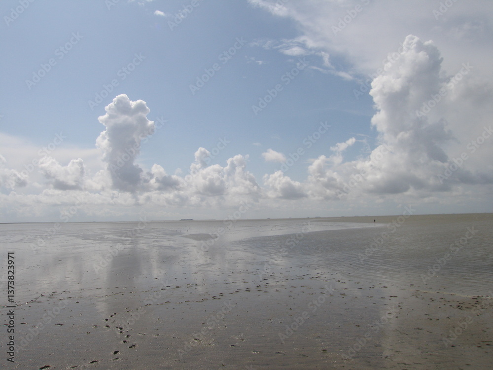 Wolken und Luftspiegelung im Wattenmeer an der Nordsee
