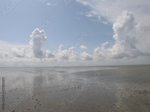 Obraz na płótnie Wolken und Luftspiegelung im Wattenmeer an der Nordsee w salonie