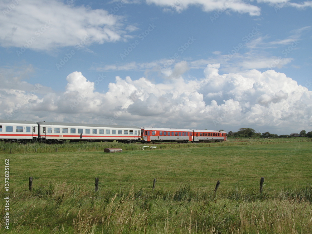 Eisenbahn in Deichlandschaft an der Nordsee