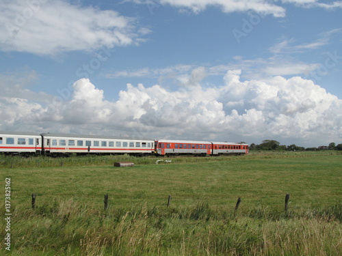 Obraz na płótnie Eisenbahn in Deichlandschaft an der Nordsee w salonie
