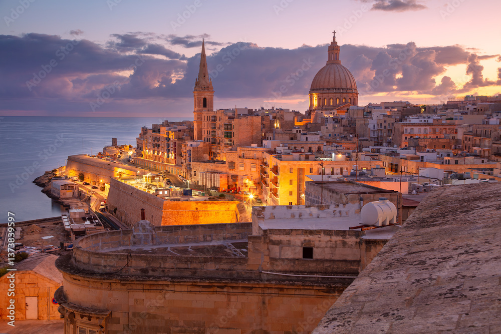Obraz premium Valletta, Malta. Cityscape image of historical old town of Valletta, Malta with Basilica of Our Lady of Mount Carmel at beautiful autumn sunrise.