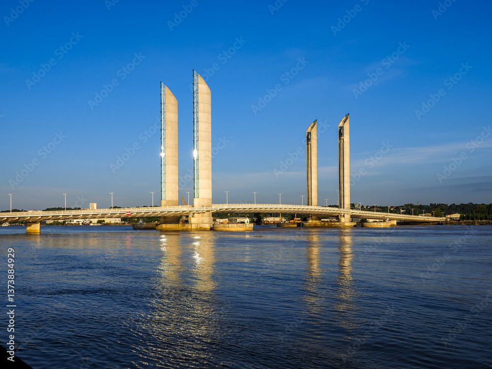 Obraz premium Pont Jacques Chaban-Delmas, Hubbrücke, Garonne, Bordeaux, Giron
