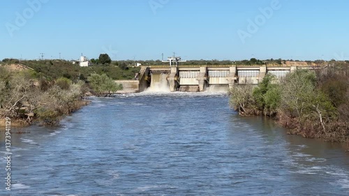 La presa del pantano embalse de Castrejon soltando agua al rio Tajo en Toledo,