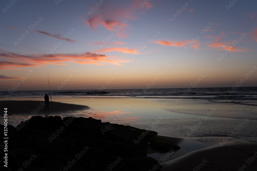 Obraz premium fishing during sunset on the beach