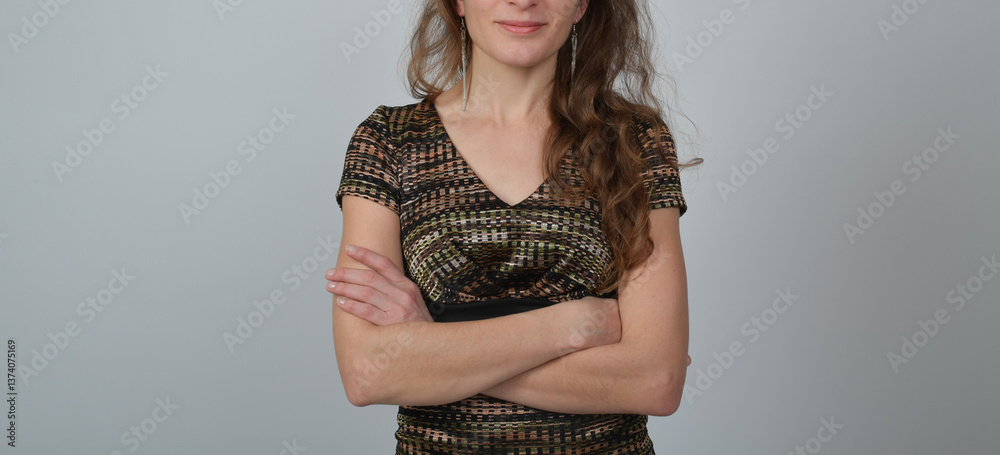 Naklejka premium frau, schönheit, gestalten, leute, person, atelier, haar, lächeln, 1, leitbild, gesicht, bekleidung, anschauen, frau, lächelnd, leger, blond, hübsch, hemd, aufrecht, selbstsicher, ernst