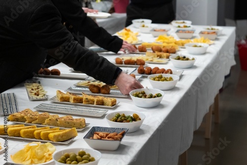 Quadro su tela Personas en un evento comiendo aperitivos y comida