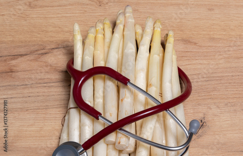 Obraz na płótnie Gesunder Spargel und einem Stethoscope - Gesundes Essen w salonie