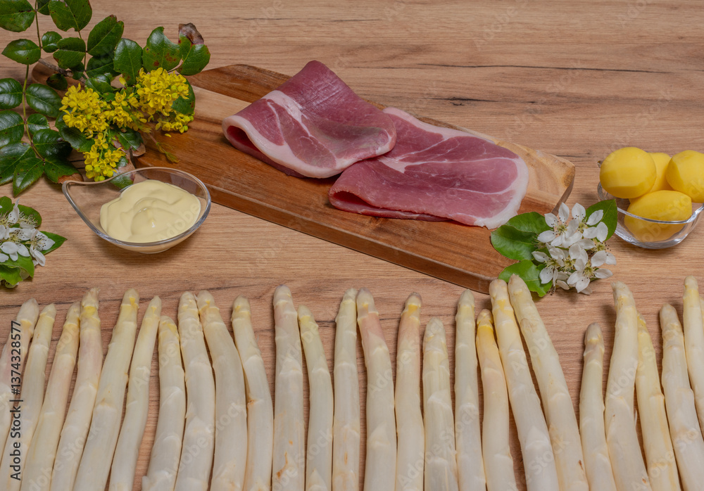 Frischer Weißer Spargel mit Schinken, Kartoffeln und Sauce Hollandaise